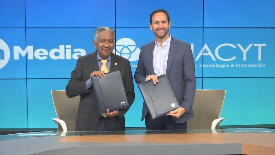 A radio studio setting with presenters and a science-focused discussion promoting outreach in Panama