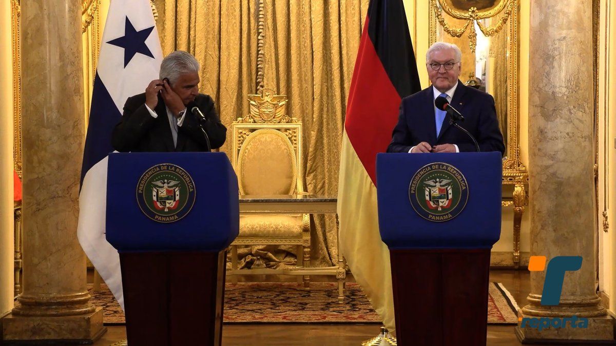 German President Frank-Walter Steinmeier and Panamanian President José Raúl Mulino greeting at the Palacio de las Garzas during the official visit