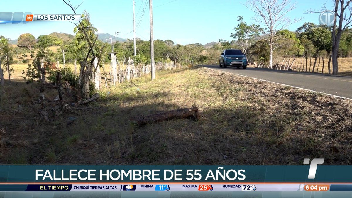 Overturned vehicle on a road in Los Santos province after a crash and rollover, with emergency lights visible