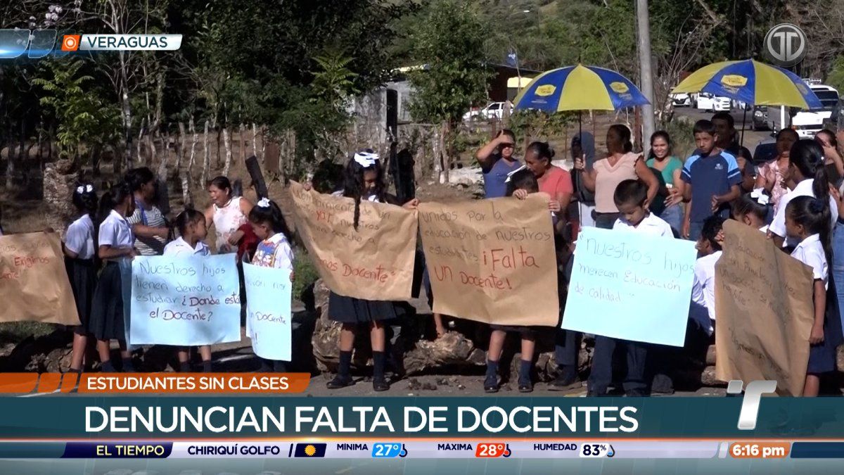 Parents and students blocking a road outside Escuela Los Jorones in Las Palmas, Veraguas, protesting the absence of teachers