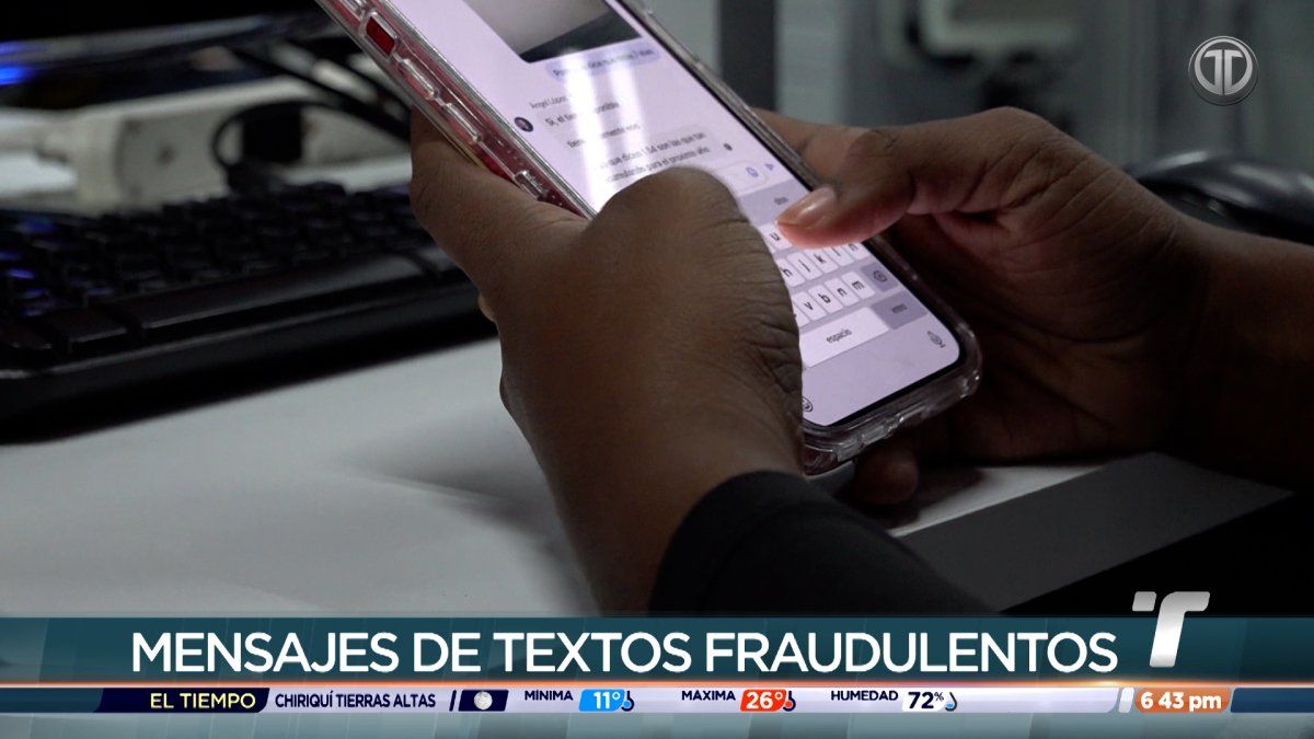 Smartphone showing a fraudulent SMS message claiming a traffic fine from ATTT with a suspicious payment link