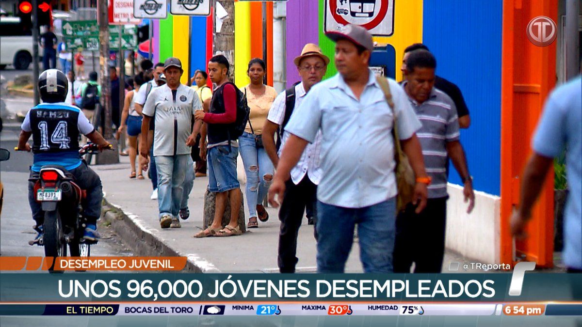 Young Panamanians on a city street engaged in informal or occasional work, illustrating youth unemployment in Panama