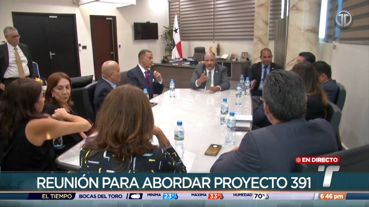 President of Panama's National Assembly Jorge Herrera meeting with representatives of journalistic guilds in an assembly office