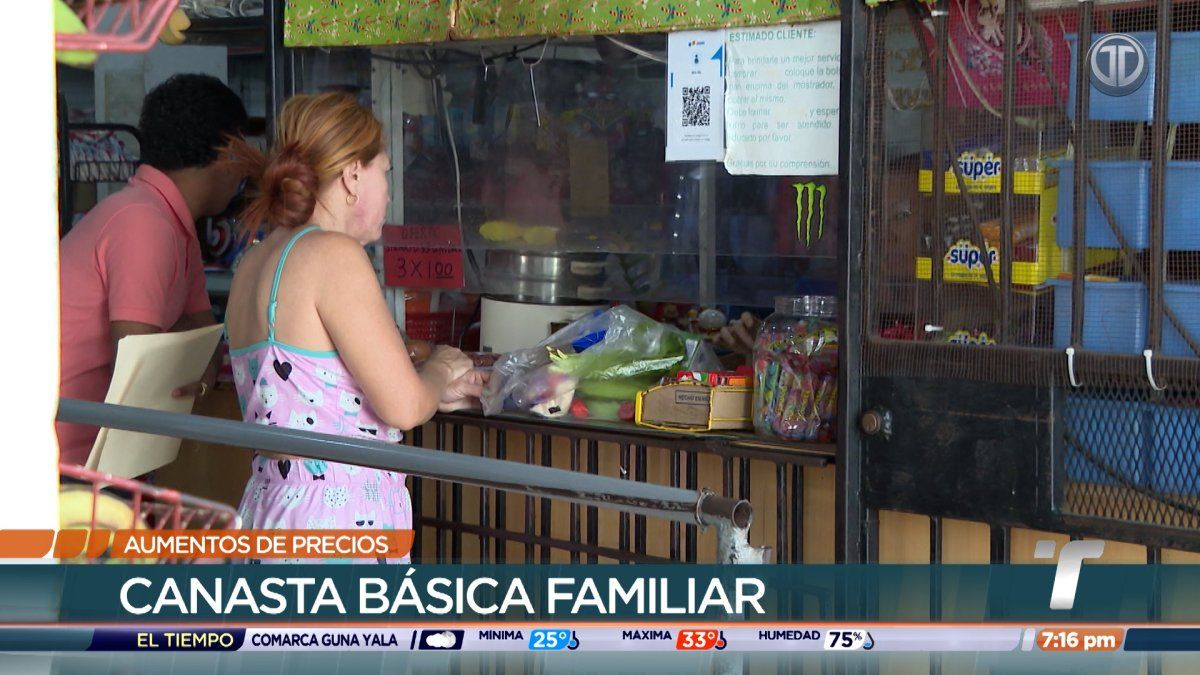 Supermarket display of packaged chicken and meat with visible price labels indicating recent increases in Panama