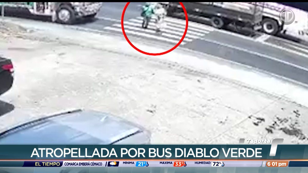 Sanitation workers in AAUD reflective uniforms beside a street with a bus described as a 'diablo verde' in the background, representing the crash scene