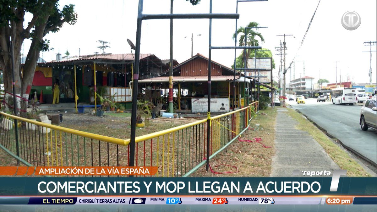 MOP officials meeting with Río Abajo merchants in front of small storefronts near Vía España as they discuss relocation and proposed adjustments