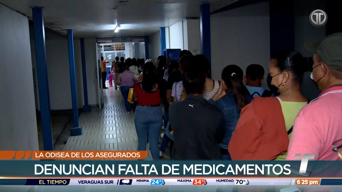 Patients sitting in a crowded waiting area at Policlínica J.J. Vallarino, illustrating long waits and high demand for services