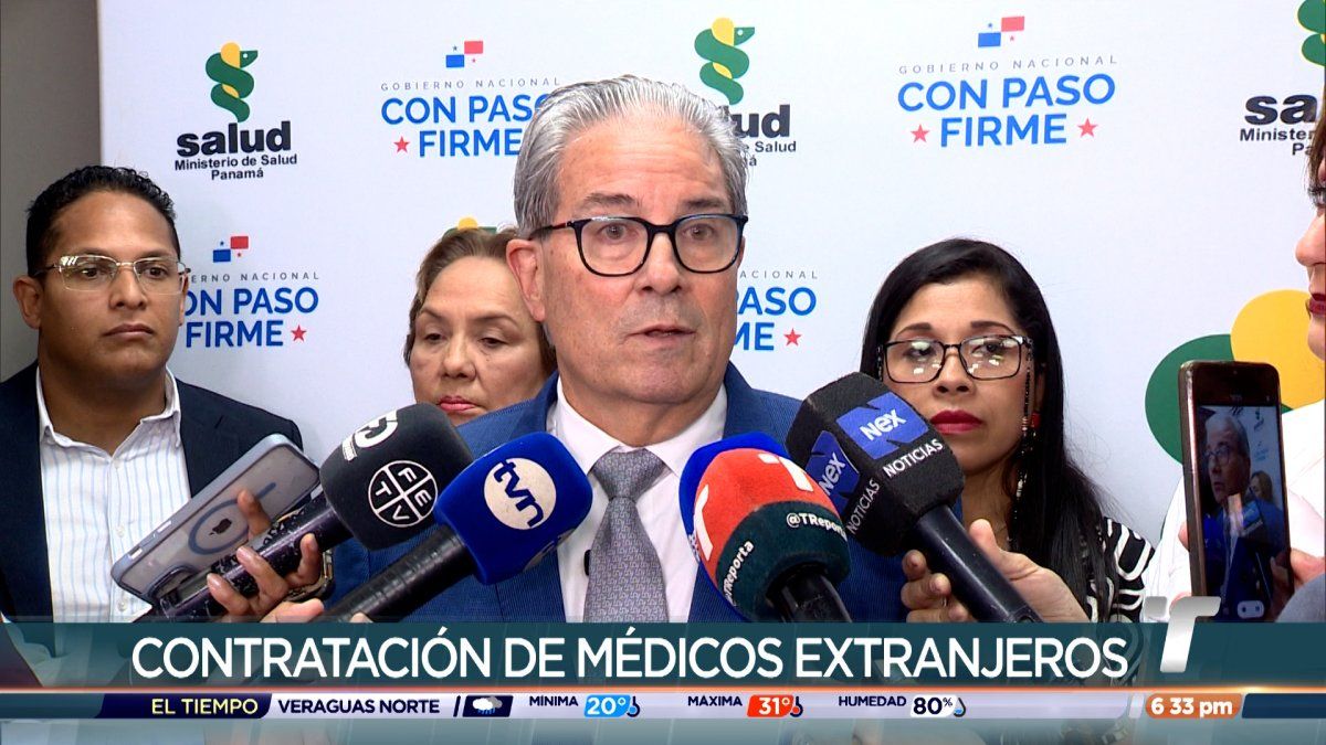 Panama Health Minister Fernando Boyd Galindo addressing reporters about a convocation for specialist doctors
