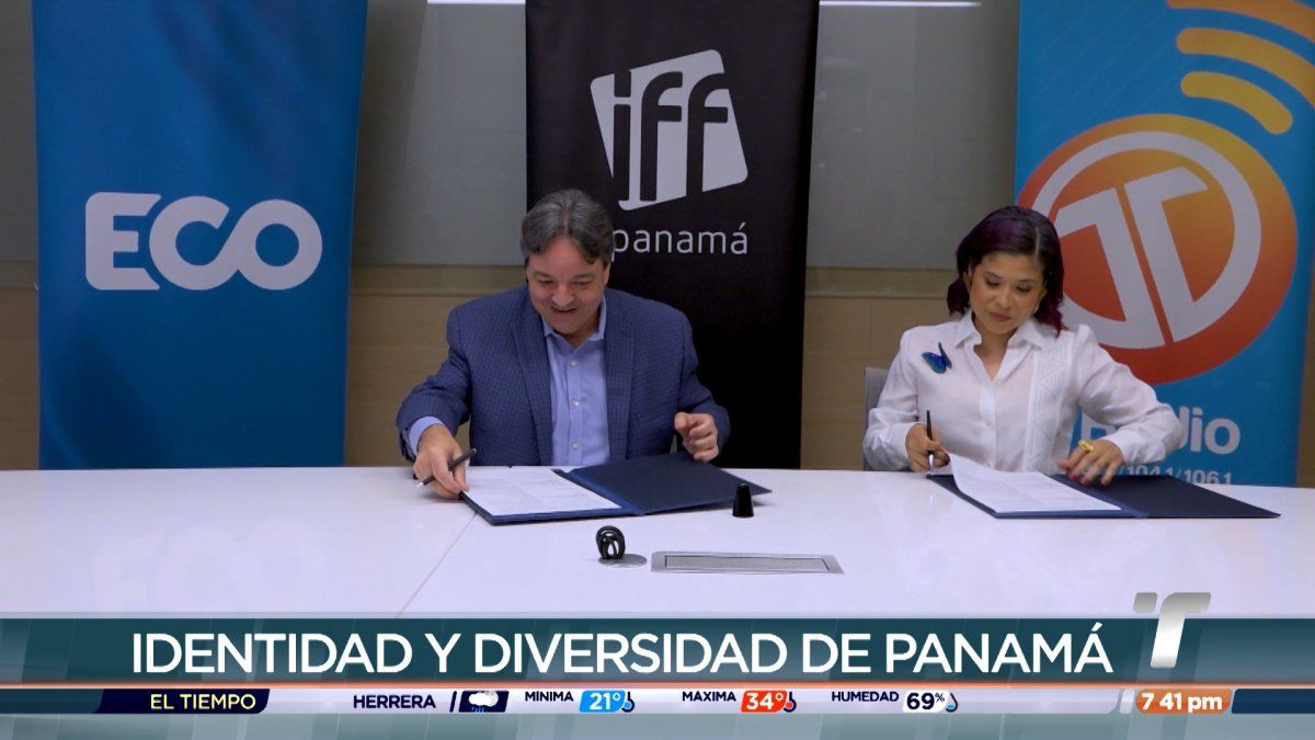 Signing ceremony between Panama International Film Festival and Medcom representatives at a press event