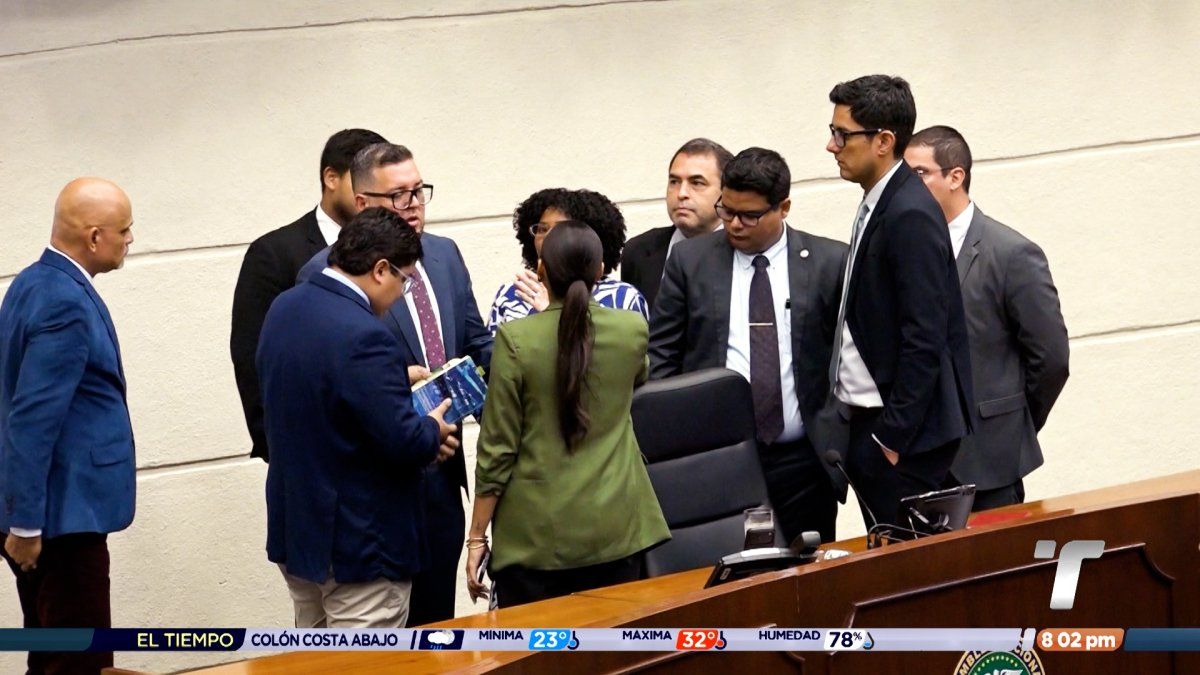 Deputies in the National Assembly chamber debating a notary reform bill as the session is suspended