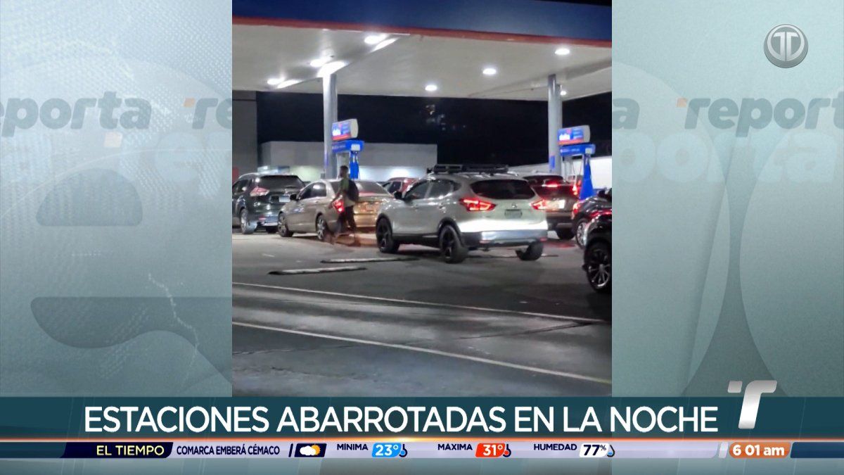 Drivers queuing at a Panama City service station as fuel price changes take effect