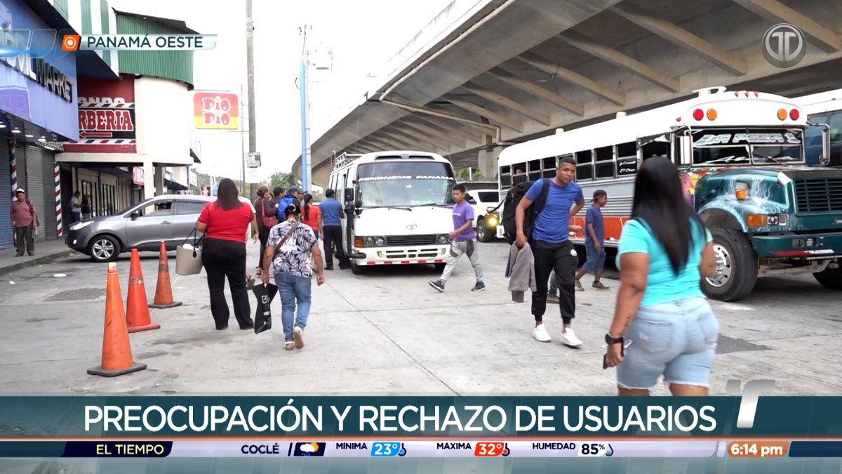 Buses and passengers at a bus stop in Panama Oeste as commuters wait to board