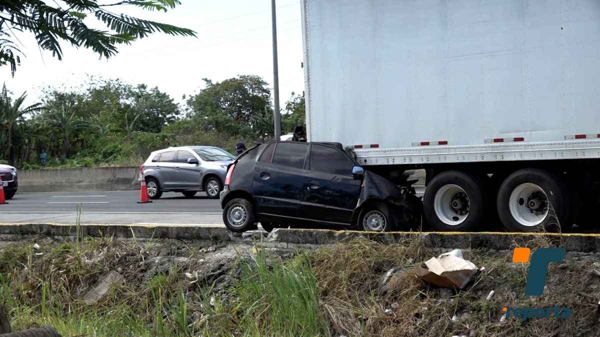 Nighttime crash scene in El Marañonal with an articulated truck and a damaged car, emergency responders at the site