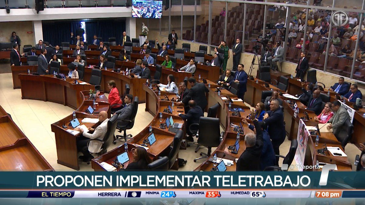 Panamanian deputies discussing telework law implementation and rising fuel prices