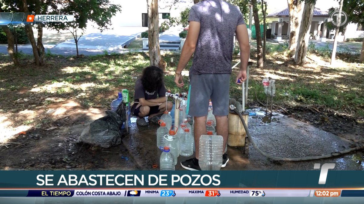 Residents of Chitré collecting water from a community well amid ongoing water shortages in Panama's Azuero region