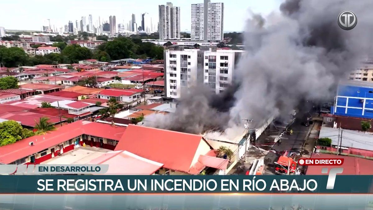 Firefighters at night working to extinguish a warehouse blaze in Río Abajo with smoke and emergency lights visible