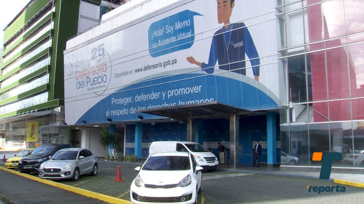 Panamanian Defensoría del Pueblo building exterior with a public service complaint theme
