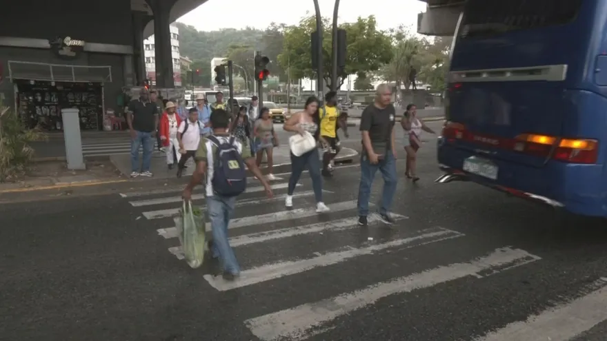 Passengers boarding a MiBus bus in Panama as the operator announces route adjustments and stable fares amid fuel price increases