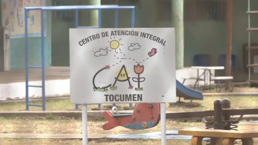 Exterior of a Tocumen youth shelter showing damaged property and security personnel coordinating a search operation