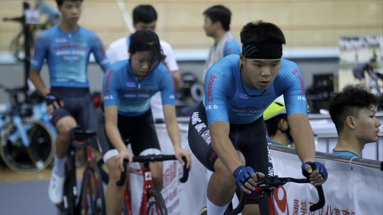 Ma Yik-fei competing on a velodrome track during a team pursuit race