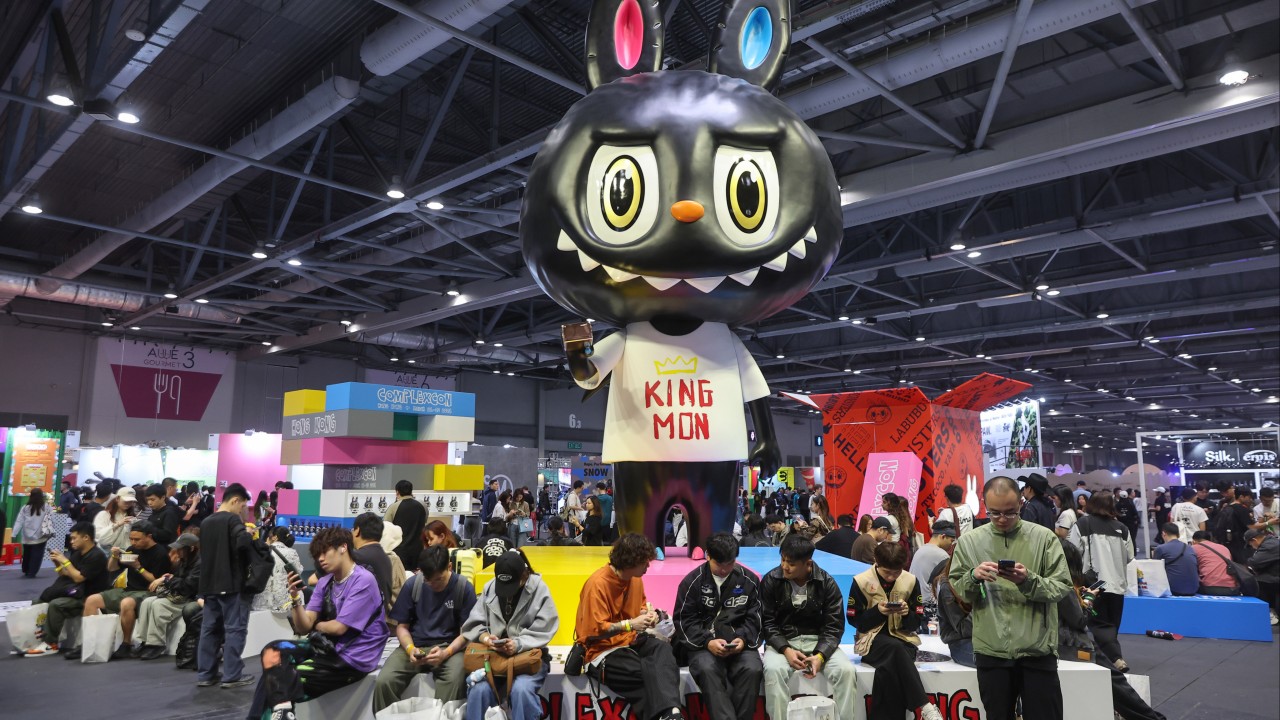 Crowd at ComplexCon Hong Kong with Labubu sculptures and merchandise stalls, fans queuing and taking selfies