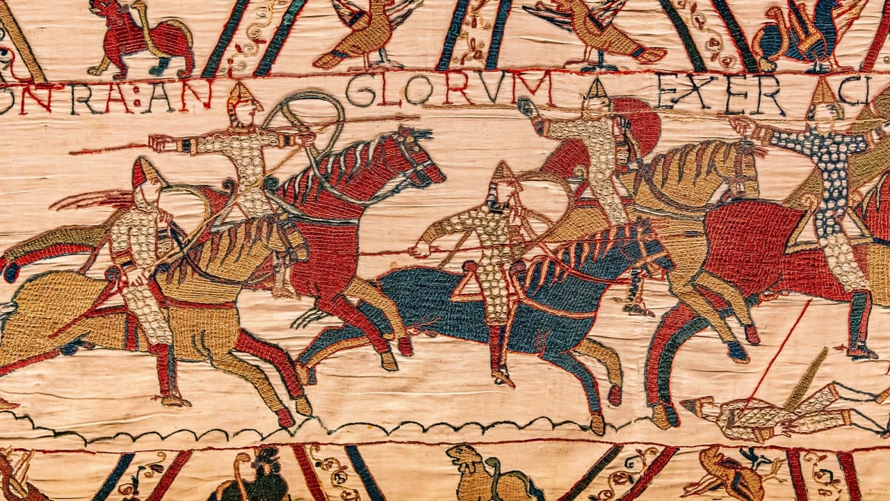 Detail of the Bayeux Tapestry showing Norman and Anglo‑Saxon soldiers in battle, representing the 1066 campaign