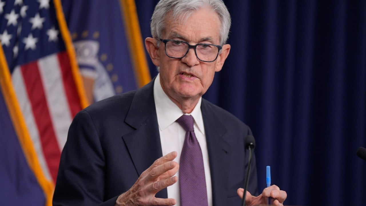 Exterior of the US Federal Reserve building with an American flag, representing the interest rate decision