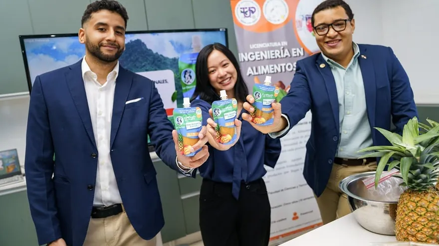 UTP students presenting their papilla nutritiva project with samples and presentation materials at a university event