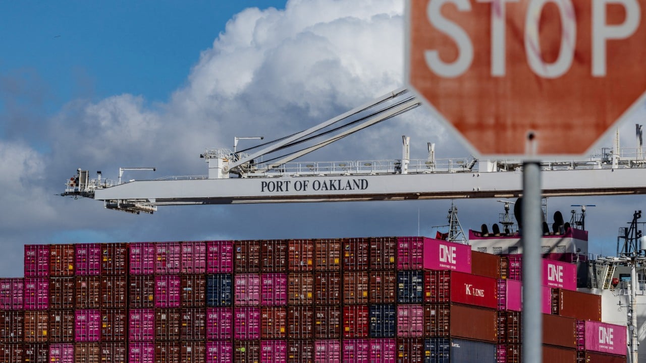 Cargo containers and a port with a US flag, symbolizing trade tensions and tariffs