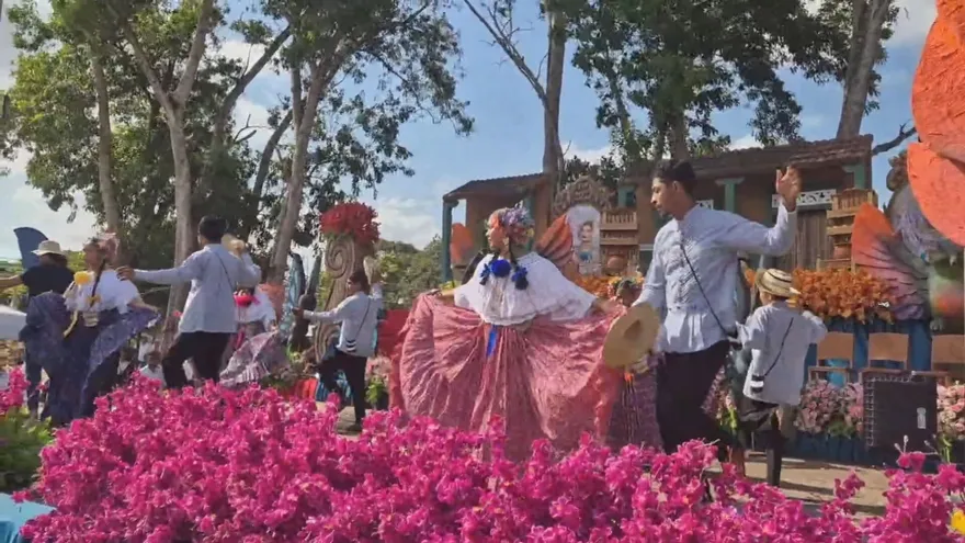 Participantes de un festival cultural tradicional en Panamá Oeste celebrando 33 años, con elementos representativos de la cultura local
