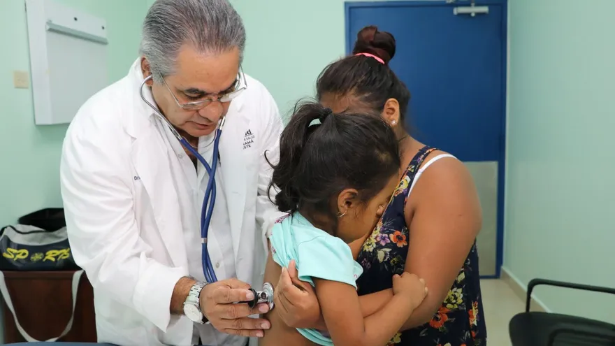 Healthcare setting in Panama with clinic entrance and people using face masks, illustrating public health response