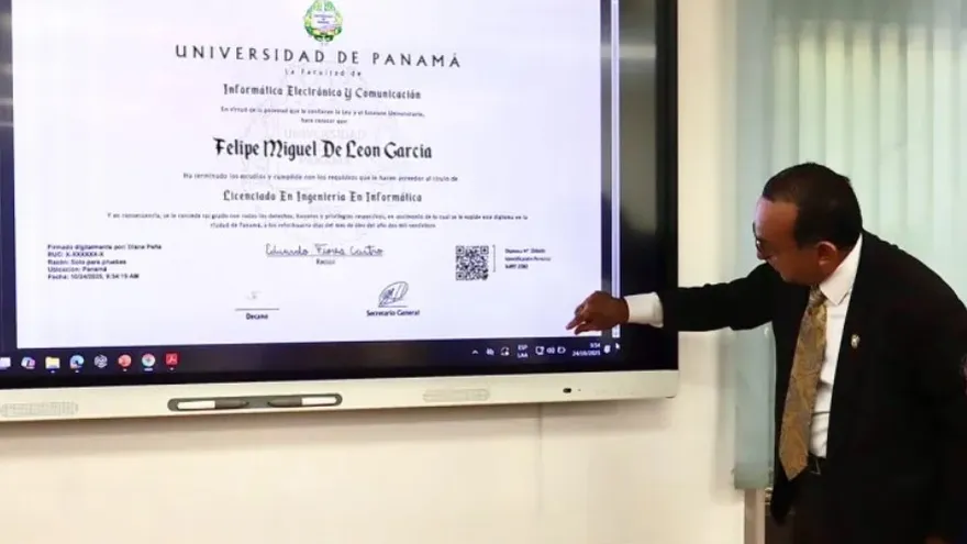 Tablet displaying a digital diploma with the University of Panama logo and a graduate's hand nearby