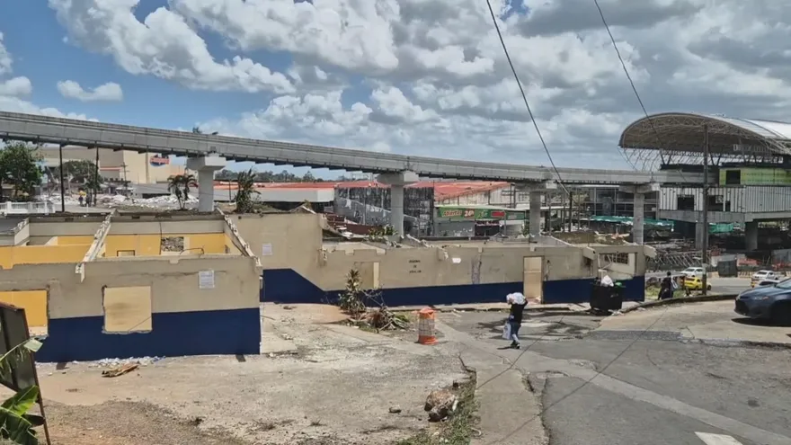 Closed roundabout in Arraiján Cabecera with traffic barriers and roadwork signage near the Pan-American Highway