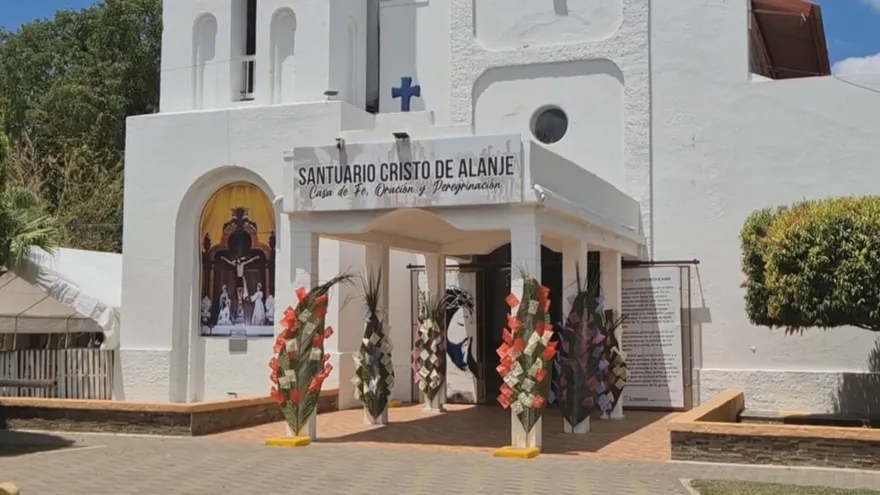 Personas reunidas en Alanje durante preparativos para una tradición religiosa de Semana Santa relacionada con el velorio de Pa Jesús