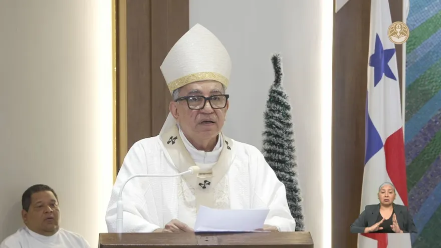 Monseñor Ulloa speaking to worshippers during a Lenten service in Panama, calling for forgiveness and reconciliation