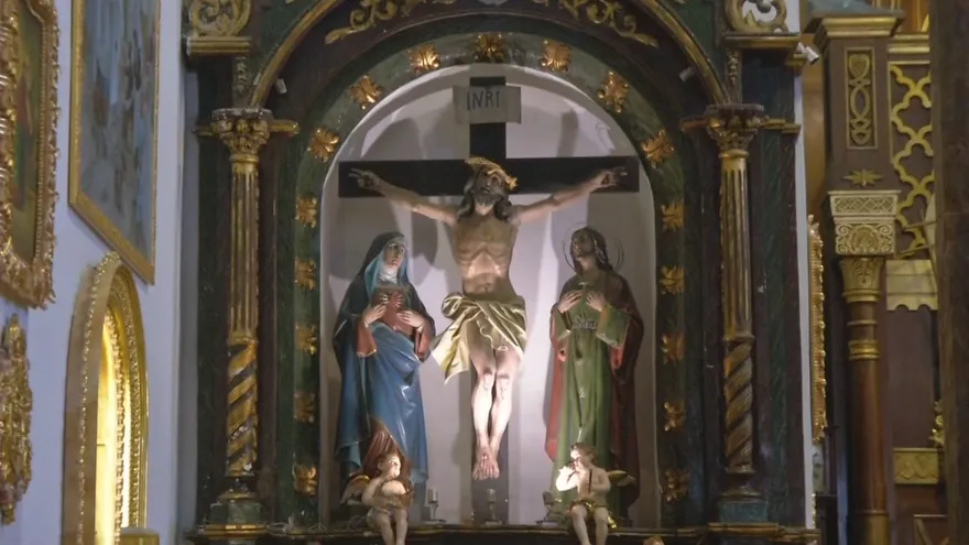 Panamá: la Iglesia de La Merced en el Casco Antiguo, con ambiente de preparación para procesiones de Semana Santa