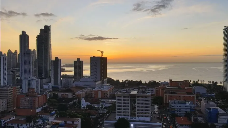 Vista de nubes sobre una zona del Caribe panameño con posible lluvia aislada