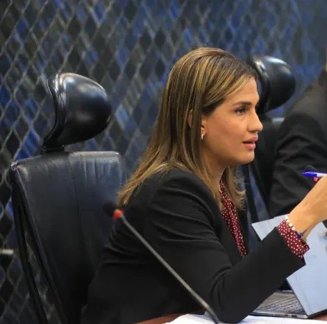 Congresswoman Alexandra Brenes visiting a shelter for pregnant girls in Panama, speaking about conditions and inspections