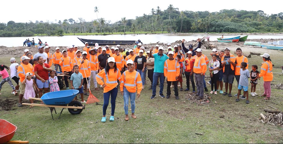 Cobre Panamá and local residents participating in community cleanup and green-area maintenance in La Pintada and Donoso, with workers using tools and boats in coastal communities