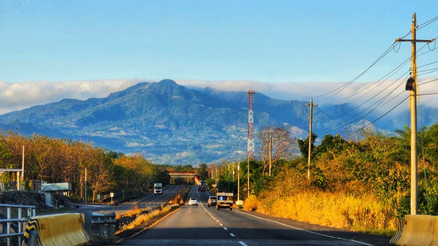 Road and construction area in Boquete, Chiriquí, showing town landscape and an unfinished health facility site