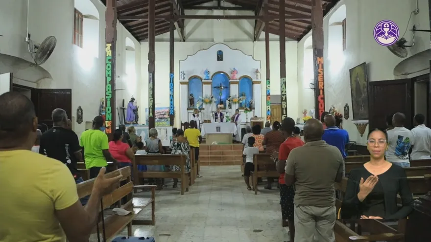 The historic parish church in Chimán with local faithful gathered, accompanied by visiting misioneros javieranos and church leaders