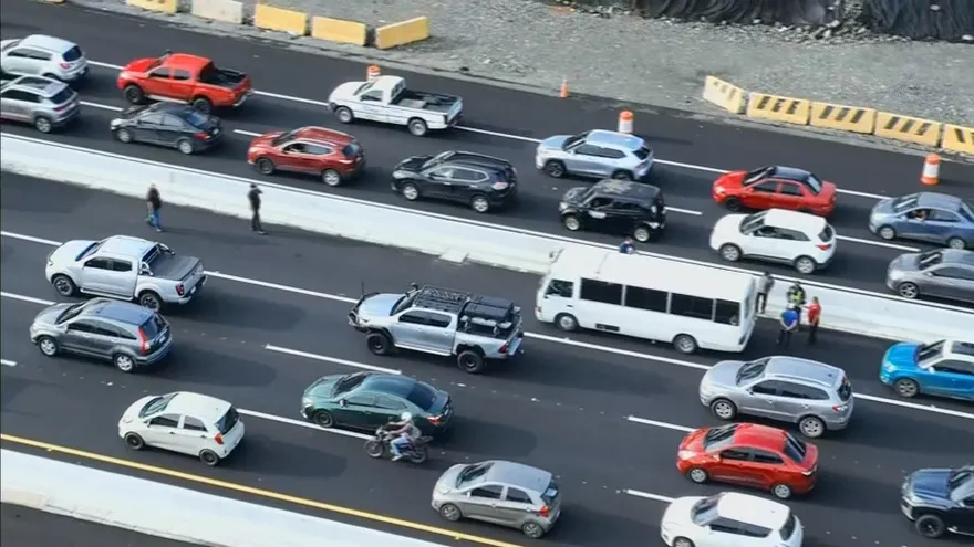 Vehicles traveling on a busy highway in Panama during a holiday traffic operation