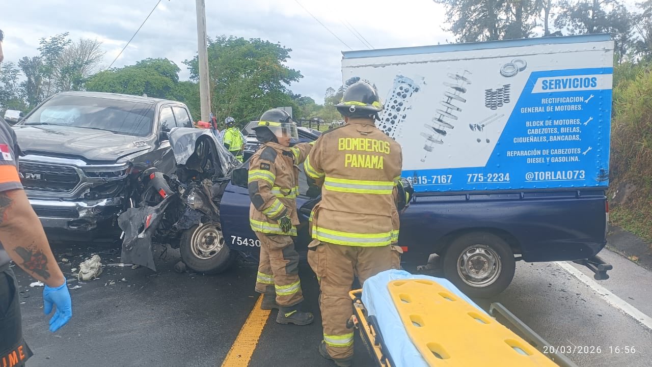 Emergency responders and Panama Fire Department personnel at the scene of a collision between two pickup trucks on the road to Tierras Altas in Bugaba, Chiriquí.