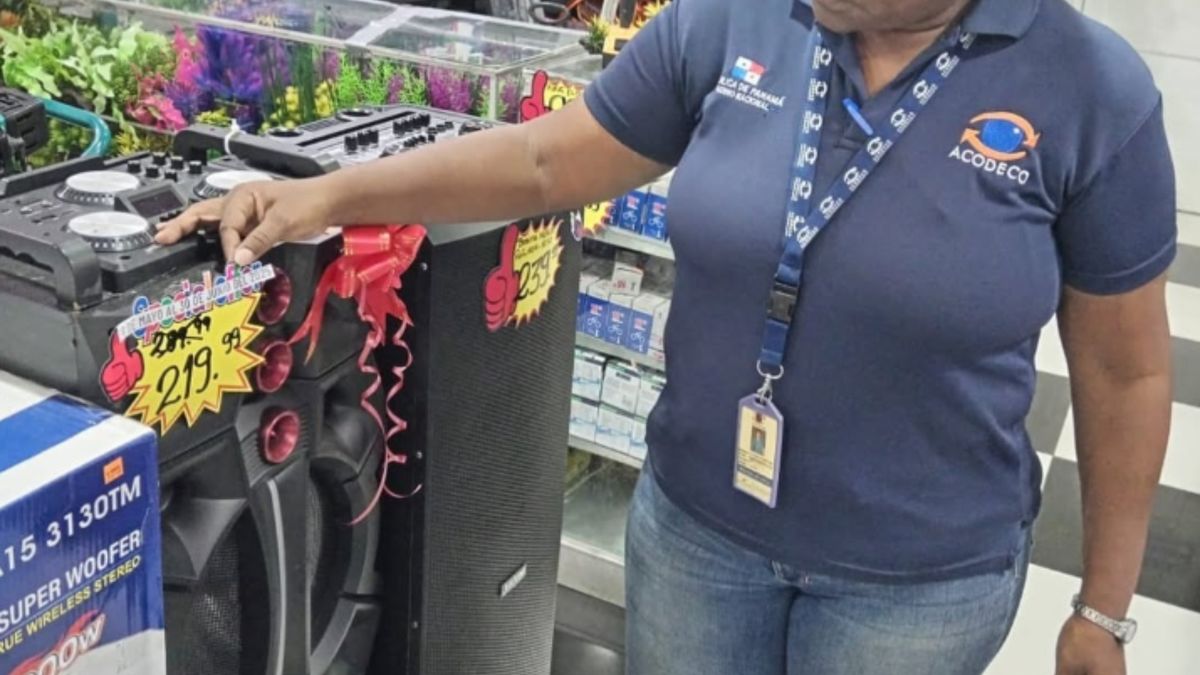 Customer returning a defective product at a retail store counter in Panama