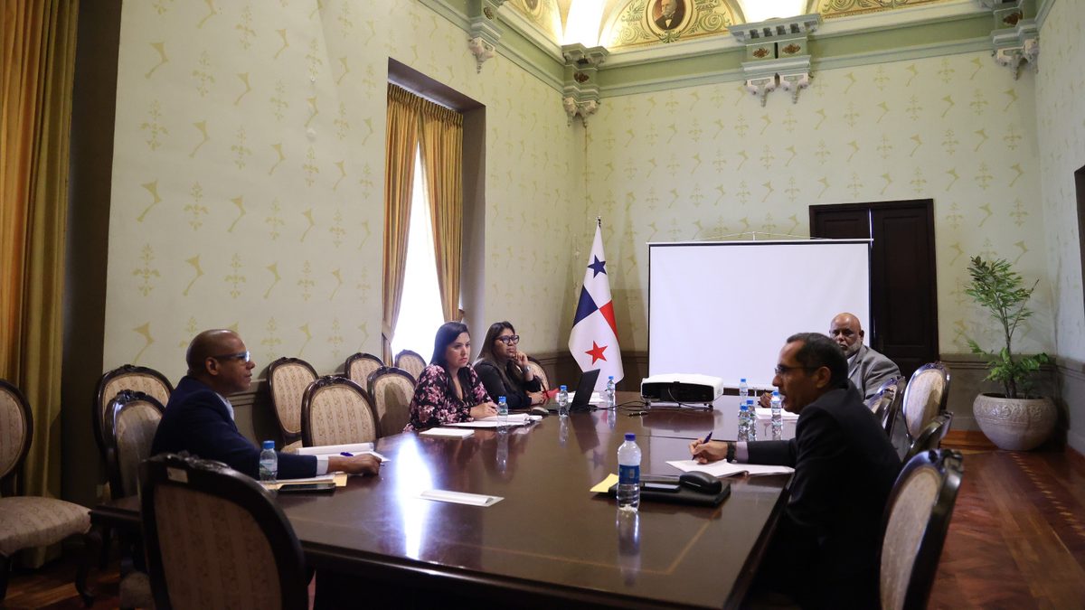 Officials from Panama's Ministry of Government meeting with representatives of CANATRA and the ATTT to discuss transport and fuel price measures