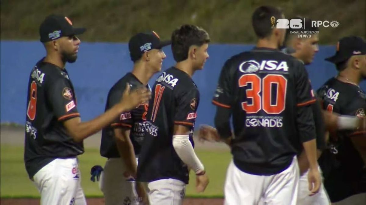 Baseball field under rain with players and umbrellas after a suspended Béisbol Mayor game in Panama