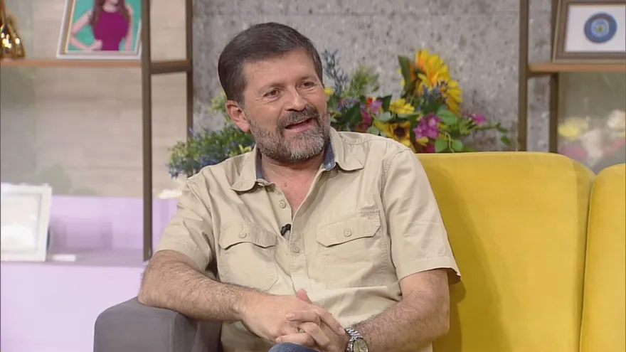 Actor Julio César Herrera performing a monologue on stage and leading a theatre workshop in front of participants