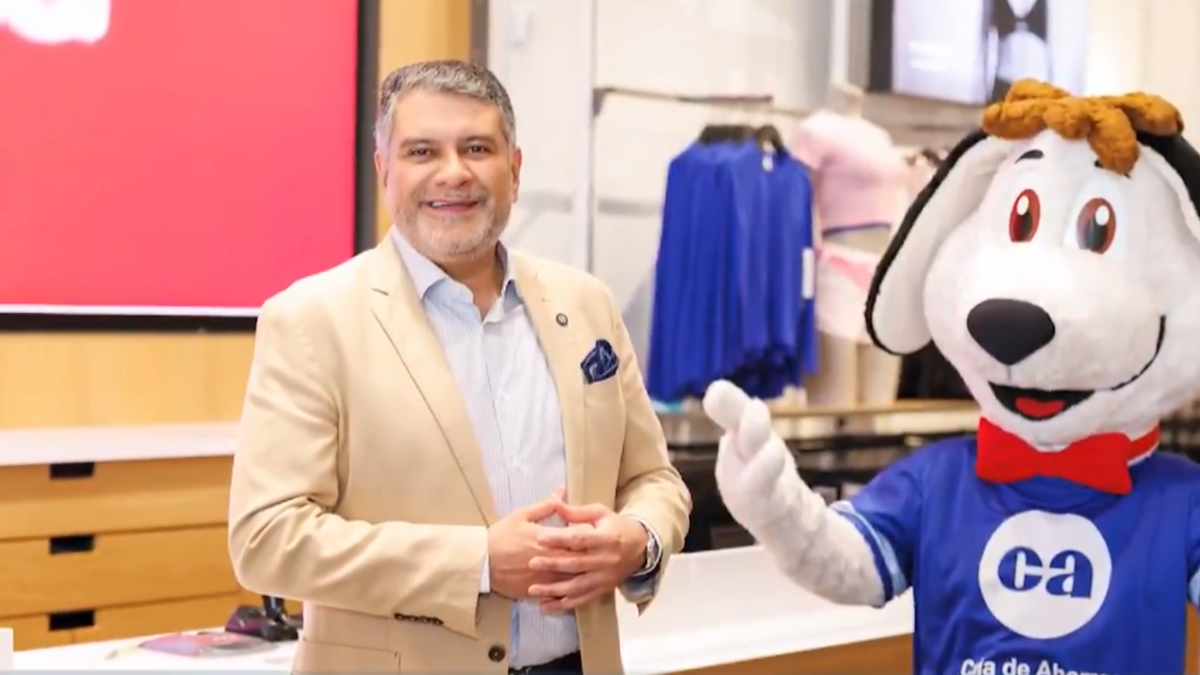 A Caja de Ahorros Clave card next to a smartphone showing a digital wallet app, representing international payments and mobile wallet use