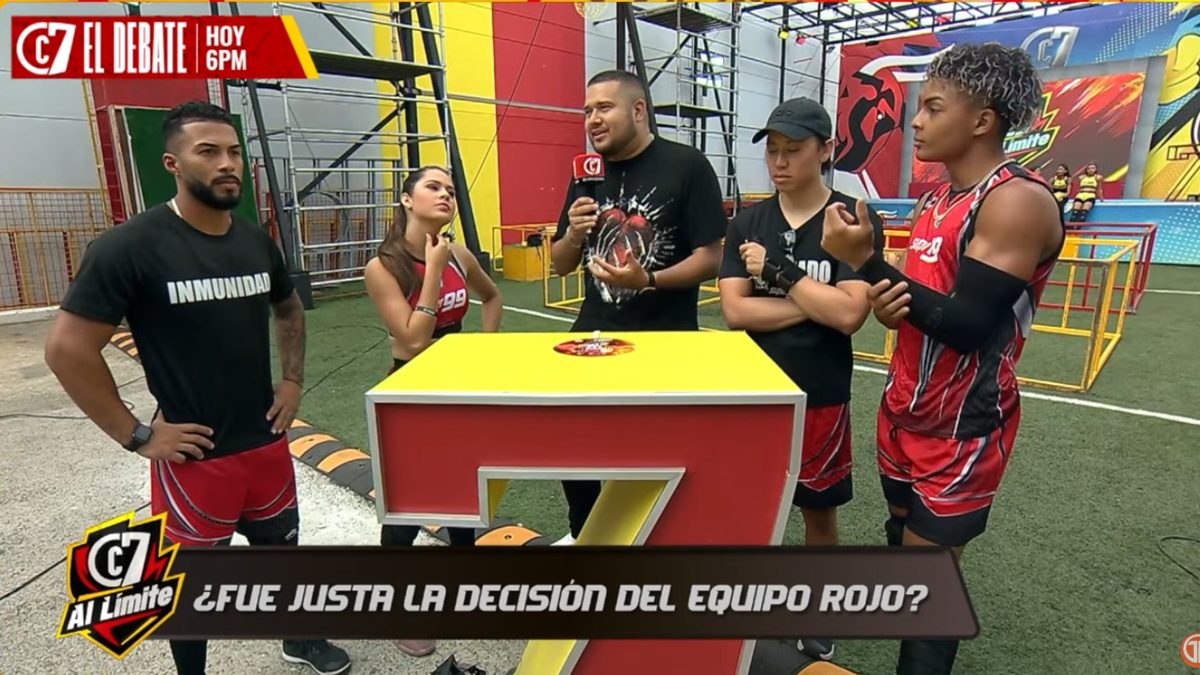 Contestants on the Calle 7 Panamá stage reacting during a competition round, with a contestant holding a shirt amid visible tension