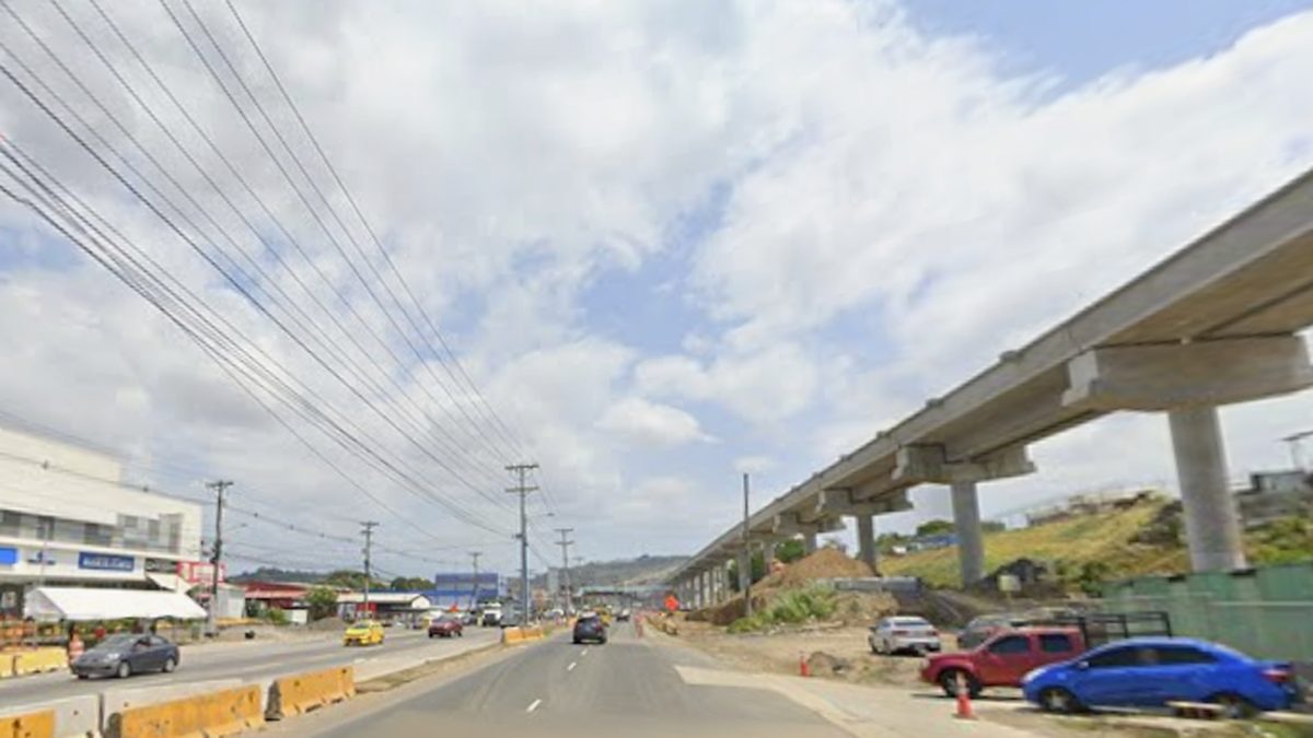Traffic cones and detour signage on the Transístmica near Villa Zaita indicating temporary traffic changes